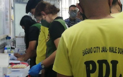 <p><strong>DRUG TESTING</strong>. The Philippine Drug Enforcement Agency and the Bureau of Jail Management and Penology in Cordillera personnel conduct drug testing on jail personnel and persons deprived of liberty at the Baguio City Jail Male Dormitory on Thursday (Jan. 19, 2023). They all tested negative, further extending the facility's drug-free status to five years. <em>(PNA photo by Liza T. Agoot)</em></p>