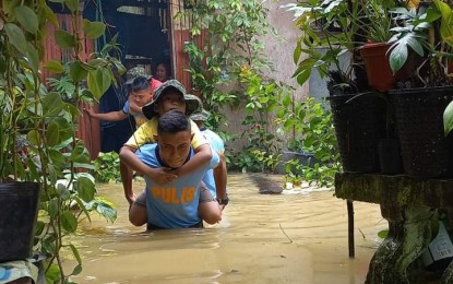 <p><strong>FLOODS. </strong>Personnel of the Zamboanga del Norte Police Provincial Office (ZDNPPO) rescue children in Barangay Santa Isabel, Dipolog City amid floods on Jan. 12, 2023.  The Office of Civil Defense (OCD) on Thursday (Jan. 19, 2023) reported that the number of deaths from the effects of bad weather due to a low pressure area, shear line and the northeast monsoon has climbed to 33. <em>(Photo courtesy of Zamboanga del Norte Police Provincial Office)</em></p>
