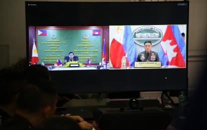 <p><strong>COOPERATING ARMIES.</strong> Commanding General, Philippine Army Lt. Gen. Romeo S. Brawner Jr., attends the term of reference (TOR) joint signing ceremony with Royal Cambodian Army (RCA) Commander Lt. Gen. Hun Manet through a virtual set-up at the Philippine Army Headquarters, Fort Bonifacio, Metro Manila on Thursday (Jan. 19, 2023). The TOR aims to sustain and further develop an enhanced defense and security collaboration between the two armies. <em>(Contributed photo)</em></p>