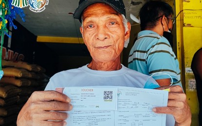 <p><strong>DISCOUNT VOUCHER</strong>. A farmer from Pura, Tarlac shows the fertilizer discount voucher that he received from the Department of Agriculture - Region 3 last Tuesday (Jan. 17, 2023). Under the DA's Rice Banner Program, the vouchers will be used by the farmer-beneficiaries to claim fertilizers at accredited merchants. <em>(Photo courtesy of DA Region 3)</em></p>
<p><em> </em></p>