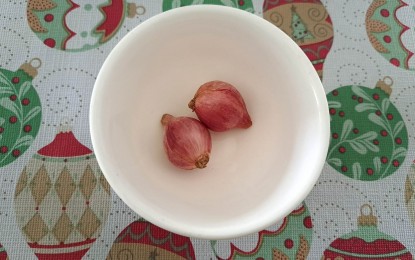 <p><strong>COSTLY ONIONS.</strong> "Sibuying", a variety of small onions shown in the photograph, is sold at around PHP400 a kilo in the supermarkets in Dumaguete City, Negros Oriental. The Department of Trade and Industry in the province said there is no significant decline in the prices of onions in recent weeks. <em>(Photo by Judy Flores Partlow)</em></p>