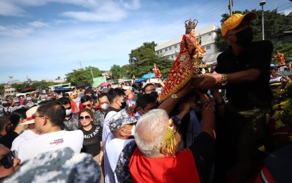 <p><strong>FLUVIAL PROCESSION</strong>. Ilonggo devotees welcome the image of the Sto. Niño upon its arrival at the Muelle Loney area during the fluvial procession on Friday (Jan. 20, 2023). The procession is an expression of the Ilonggos' faith and devotion to the Sto. Niño. <em>(Photo by Arnold Almacen/City Mayor’s Office)</em></p>