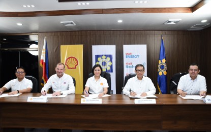 <p><strong>RE CHARGERS. </strong>Department of Energy officials and Shell executives sign a memorandum of agreement to study the use of renewable energy for e-vehicle charging stations. (From left) Pilipinas Shell vice president for mobility Randy del Valle, Shell Energy Philippines president Bernd Krukenberg, Pilipinas Shell president and CEO and Shell companies in the Philippines country chair Lorelie Osial, DOE Secretary Raphael Lotilla, and DOE Undersecretary Felix William Fuentebella. <em>(Photo courtesy of Pilipinas Shell)</em></p>