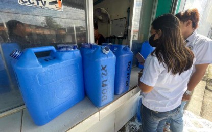 <p><strong>INSPECTION</strong>. Enforcement personnel of Bacolod City Legal Office inspect earlier this week a water refilling station and issued a notice of violation and temporary closure. The city government has been inspecting water-refilling stations without permits since last year amid the continued cases of water-borne diseases in the city. <em>(Contributed photo) </em></p>