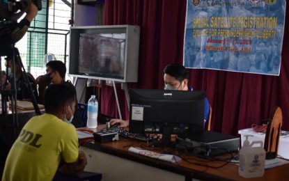 <p><strong>SIGN-UP.</strong> The Commission on Elections brings voters’ registration to the Manila City Jail Male Dormitory in Santa Cruz on Saturday (Jan. 21, 2023). The inmates will now be eligible to vote for the Barangay and Sangguniang Kabataan elections on Oct. 30. <em>(Courtesy of BJMP-PIO)</em></p>