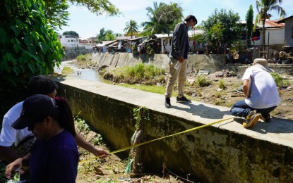<p><strong>ANTI-FLOOD PROJECTS</strong>. Personnel of the Housing Land Management Division of the Office of the Zamboanga City mayor and Department of Public Works and Highways start on Thursday (Jan. 19, 2023) the inspection and survey of easement along the river banks in Zamboanga City to pave way for the construction of new flood control projects. On Saturday (Jan. 21, 2023), Mayor John Dalipe said the city govenment is undertaking new anti-flood projects to prevent massive flooding in Zamboanga City. <em>(Photo courtesy of City Hall PIO)</em></p>