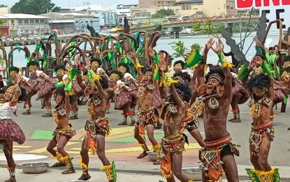 <p><strong>FULL COLOR.</strong> One of the participating community dance groups of the Dinagyang Festival celebration regales the crowd at Iloilo City Freedom Grandstand grounds in Iloilo province on Sunday (Jan. 22, 2023). The street dance event is the highlight of the religious-cultural celebration in honor of Santo Niño, the Child Jesus. <em>(PNA photo by Perla G. Lena)</em></p>