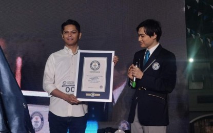 <p><strong>WORLD RECORD.</strong> Guinness Book of World Records Official Adjudicator Kazuyoshi Kirimura (right) presents the certificate for the Longest Line of Candle Lit Relay to Silang, Cavite Mayor Kevin Anarna on Sunday (Jan. 22, 2023). The town stole the title for the Philippines from India, which had held it since 2016. <em>(PNA photo by Rosell Calderon)</em></p>
