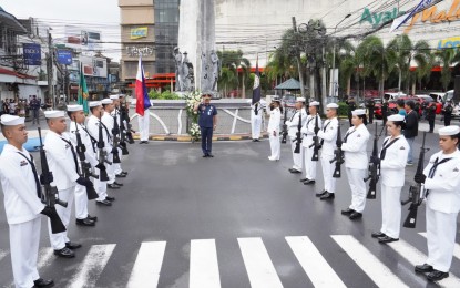 <p><strong>BRAVERY REMEMBERED.</strong> Brig. Gen. Rudolph Dimas, regional director of the Police Regional Office in Bicol (PRO5) on Monday (Jan. 23, 2023) spearheaded the commemoration of the 123rd year of the Battle of Legazpi at its monument in the Albay capital. Dimas, in his message, remembered and paid tribute to the revolutionary troops' heroism and bravery in defending Legazpi against American soldiers. <em>(Photo courtesy of PRO5)</em></p>