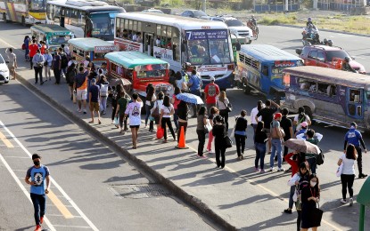 <p>Commuters queue up for bus and jeepney rides along Commonwealth Avenue, Quezon City on Monday (Jan. 23, 2023). <em>(PNA photo by Joey O. Razon)</em></p>