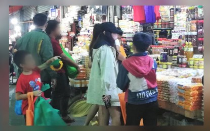 <p><strong>PRICE OF COMMODITIES</strong>. Consumers check out products at the Baguio City public market in this undated photo. Local government officials, including barangays, on Tuesday (Jan. 24, 2023) were reminded to help monitor the prices of commodities in markets and establishments to curb excessive price increases. <em>(PNA photo by Liza T. Agoot)</em></p>