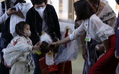 <p><strong>CHINESE TOURISTS.</strong> Tourism Secretary Cristina Frasco welcomes Chinese visitors from Xiamen at the NAIA Terminal 1 on Tuesday (Jan. 24, 2023). China was Manila's second top source of foreign tourists in 2019 next to South Korea. <em>(PNA photo by Joey Razon)</em></p>