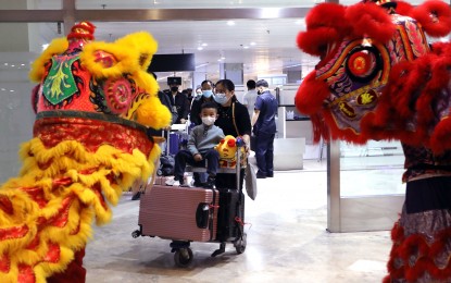 <p>Chinese tourists at NAIA<em> (PNA file photo)</em></p>