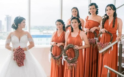 <p><strong>BOTH BOUQUET AND GIFT</strong>. Bride April Lyka Biorrey-Nobis and her entourage carry bouquets made of onions during her wedding on Jan. 21, 2023. In an interview on Tuesday (Jan. 24), she said the use of onions is practical since they can still use them after the wedding while flowers will just be discarded when they withered. <em>(Photo courtesy of RR Production)</em></p>