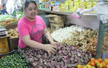 <p><strong>IMPROVING SUPPLIES.</strong> Red onions abound at Kamuning Public Market in Quezon City on Tuesday (Jan. 17, 2023). From as high as PHP350 per kilo in wet markets early this month, the Department of Agriculture said Monday (Jan. 23) prices are expected to go down with the impending arrival of 400 metric tons of yellow onions and 800 metric tons of red onions. <em>(PNA photo by Robert Oswald P. Alfiler)</em></p>