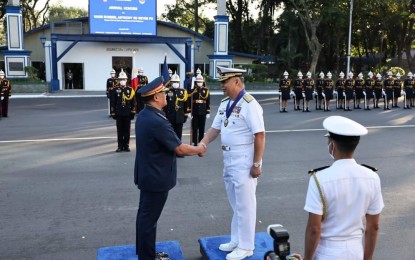 <p>PNP chief Gen. Rodolfo Azurin Jr. (left) and AFP deputy chief-of-staff Vice Adm. Rommel Anthony SD Reyes (right)<em> (Photo courtesy of PNP)</em></p>