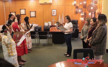 <p><strong>WOMEN POWER.</strong> Mayor Judy Chin Amante (right) officiates the oath-taking of three Indigenous People (IP) women leaders as Barangay Indigenous Peoples Mandatory Representative of Cabadbaran City, Agusan del Norte. The assumption into office of the three women leaders is considered a victory for equal representation in Cabadbaran City. <em>(Photo courtesy of Cabadbaran City PIO)</em></p>