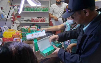<p><strong>UNTAXED CIGARETTES.</strong> Personnel of the Bureau of Internal Revenue, backed by the police, seize reams of untaxed cigarettes stuffed inside 10 large trash bags and sold at the Zamboanga City public market during a surprise inspection Wednesday (Jan. 25, 2023). BIR-9 Director Aynie Mandajoyan-Dizon said erring store owners will be charged. <em>(PNA photo by Teofilo Garcia Jr.)</em></p>