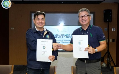 <p><strong>LOCAL CLIMATE ACTION</strong>. The Climate Change Commission (CCC) and power generation firm First Gen Corporation ink a memorandum of agreement (MOA) at the Eugenio Lopez Center in Antipolo City, Rizal province on Tuesday (Jan. 24, 2023). The deal aims to support the local government units (LGUs) climate change action plan.<em> (Photo courtesy of the CCC)</em></p>