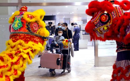 <p><strong>FESTIVE ARRIVAL.</strong> Dragon dance performers welcome tourists from China at the Ninoy Aquino International Airport Terminal 1 in Pasay City on Jan. 24, 2023. A total of 190 Chinese nationals arrived as travel restrictions ease nearly three years since the Covid-19 pandemic began.<em> (PNA file photo)</em></p>