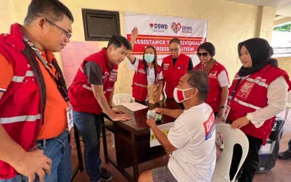 <p><strong>CASH AID.</strong> Undersecretary Eduardo Punay, officer-in-charge of the Department of Social Welfare and Development (DSWD) (2nd from left), leads the distribution of cash aid to 824 flood-hit families in Zamboanga City and in Sibuco town, Zamboanga del Norte province, on Wednesday (Jan. 25, 2023). Punay flew in from Manila to see for himself the condition of the flood-hit families. <em>(Photo courtesy of Ivan Eric Salvador, DSWD-9 PIO)</em></p>