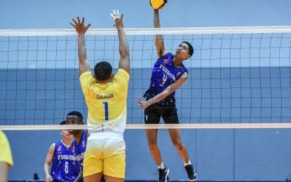 <p><strong>FIRST WIN</strong>. Jerome Michael Condez (No. 4) of D'Navigators Iloilo tries to score against Ralph Christian Calasin of Philippine Air Force during their match in the Spikers' Turf Open Conference at the Paco Arena, Manila on Wednesday (Jan. 25, 2023). Iloilo joined opening day winners Philippine Army and Imus-Ivy Tuason Photography on top of the ladder<em>. (Photo by Philippine Volleyball League)</em></p>