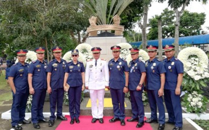 <p><strong>HONORING HEROES</strong>. Lt. Col. Arthur Tagtag Jr. (center), commander of the 1st Albay Provincial Mobile Force Company, is shown with his fellow members of the Philippine National Police Academy Kaisang-Bisig Class of 2009 at Camp Simeon Ola in Legazpi City on Wednesday (Jan. 25, 2023). The Police Regional Office-Bicol observed the National Day of Remembrance for the heroism of the 44 Special Action Forces personnel who were killed in an anti-terrorist operation in Mamasapano, Maguindanao on Jan. 25, 2015.<em> (Photo by Connie D. Calipay)</em></p>