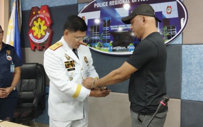 <p><strong>SURRENDER.</strong> Philippine National Police Eastern Visayas Regional Director Brig. Gen. Rommel Francisco Marbil handcuffs former Philippine Drug Enforcement Agency National Capital Region Regional Director Erwin Ogario after the latter yielded at the police regional office here on Wednesday. He is accused of protecting illegal drug personalities. <em>(PNA photo by Sarwell Meniano)</em></p>