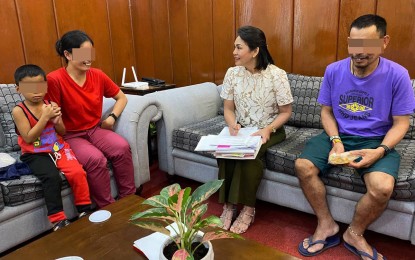 <p><strong>CASH AID.</strong> Agusan del Norte Gov. Ma. Angelica Rosedell Amante (center) hands over the PHP100,000 cash aid on Wednesday (Jan. 25, 2023) to couple Maximo Vibas Sr. and Jennifer Gabo, former New People’s Army rebels who surrendered to the Army's 29th Infantry Battalion on Jan. 1, 2023. The former rebels will use the cash aid for their daily needs as they wait for their livelihood assistance from the government’s Enhanced Comprehensive Local Integration Program.<em> (Photo courtesy of 29IB)</em></p>