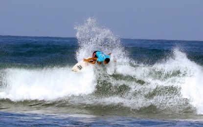 <p><strong>ESQUIVEL LAUDED</strong>. Filipino surfer Rogelio Esquivel braves the waves to win the men’s longboard event in the World Surf League La Union International Pro in San Juan town, La Union province on Jan. 26, 2023. At least 250 international professional surfers competed in the event. <em>(PNA photo by Joey O. Razon)</em></p>