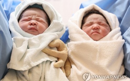 <p>This file photo taken Jan. 1, 2023, shows twins born just after midnight.  The number of babies born in South Korea reached yet another record low in November, data showed Thursday. (<em>Yonhap)</em></p>