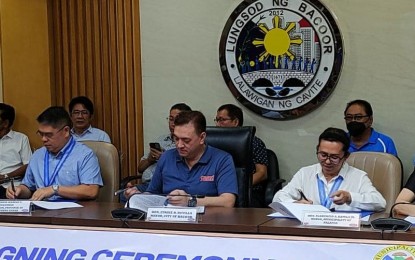 <p><strong>SISTERHOOD PACT.</strong> (L-R) Northern Samar Governor Edwin Ongchuan, Bacoor City Mayor Strike Revilla and Palapag, Nothern Samar Mayor Florence Batula sign a sisterhood agreement in this Jan. 26, 2023 photo in Bacoor City. The agreement fosters long-term friendship and promotes economic, trade, tourism, educational and cultural ties. <em>(Photo courtesy of Northern Samar provincial information office)</em></p>