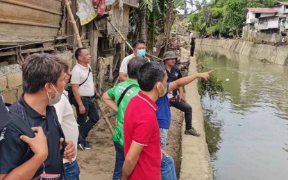 <p><strong>MEGA RIPRAP.</strong> Personnel of the Housing and Land Management Division Office and the Zamboanga City Engineer's Office conduct an assessment on the easement along three riverside villages to pave way for the construction of a mega-flood control project. Mayor John Dalipe said Friday (Jan. 27, 2023) the affected families would be relocated to three resettlement sites.<em> (Photo courtesy of HLMDO)</em></p>