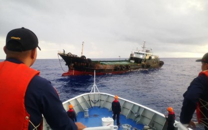<p><strong>SAVED</strong>. Philippine Coast Guard (PCG) personnel aboard the BRP Cabra rescue seven Chinese fishermen off the coast of Suluan Island in Eastern Samar on Friday (Jan. 27, 2023). The fishing boat was found with a damaged hull. <em>(Photo from the PCG)</em></p>