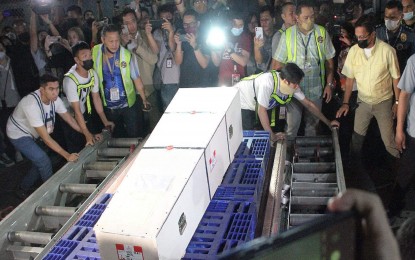 <p><strong>SAD HOMECOMING</strong>. The remains of slain overseas Filipino worker Jullebee Cabilis Ranara arrive from Kuwait at an international cargo center near the Ninoy Aquino International Airport Terminal 1 in Parañaque City on Friday night (Jan. 27, 2023). Department of Migrant Workers Secretary Susan Ople, Overseas Workers Welfare Administration head Arnell Ignacio, Department of Foreign Affairs officials, and Senator Raffy Tulfo received her remains. <em>(PNA photo by Robert Oswald P. Alfiler)</em></p>
