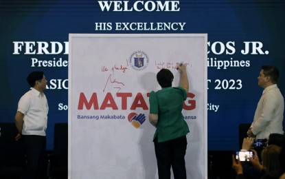 <p><strong>EDUCATION REFORMS</strong>. Vice President and Education Secretary Sara Duterte signs the MATATAG Agenda wall during the Basic Education Report (BER) 2023 on Monday (Jan. 30, 2023). This signifies the Department of Education's pledge to push for reforms against systemic challenges in several areas of the education sector. including curriculum, infrastructure, learners' wellbeing, and teachers welfare, among others<em>. (PNA photo by Joseph Razon)</em></p>
