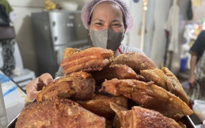 <p><strong>PRICE WATCH.</strong> A bagnet (deep fried pork belly) vendor in Laoag City, Ilocos Norte makes more sales now as pork supply has become more stable. Currently, pork bagnet is sold at PHP630 per kilo at the Laoag supermarket as compared to PHP700 per kilo last month. <em>(File photo by Leilanie Adriano) </em></p>