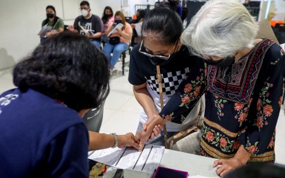 <p><strong>NO AGE LIMIT.</strong> The Register Anywhere Project of the Commission on Elections makes it convenient for a senior citizen to register at a mall in Binondo, Manila on Thursday (Jan. 26, 2023). <em>(PNA photo by Yancy Lim) </em></p>