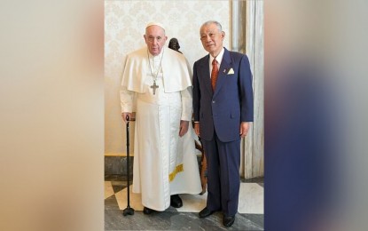 <p><strong>FIGHT VS. LEPROSY.</strong> Yohei Sasakawa, WHO Goodwill Ambassador for Leprosy Elimination, with His Holiness Pope Francis during their meeting at the Vatican on Jan. 26, 2023. Sasakawa requested the Pope to help eliminate leprosy. <em>(Photo by Vatican Media via Vatican Pool/Getty Images)</em></p>