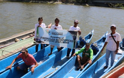 <p><strong>NEW FISHING BOATS.</strong> Marginalized fishers in Calumpit, Bulacan show the five fiberglass reinforced plastic boats from the Bureau of Fisheries and Aquatic Resources on Monday (Jan. 30, 2023). The grant is under the agency's F/B Pagbabago which aims to improve the fishers’ livelihood through the provision of disaster-resilient boats.<em> (Photo courtesy of BFAR-Central Luzon)</em></p>