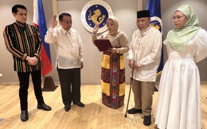 <p><strong>OATH-TAKING.</strong> Executive Secretary Lucas Bersamin (2nd from left) administers the oath of office of lawyer Maisara Dandanum-Latiph as the new head of the Marawi Compensation Board on Monday (Jan. 30, 2023). She served as member of the Bangsamoro Transition Authority during the Duterte administration. <em>(PCO photo)</em></p>