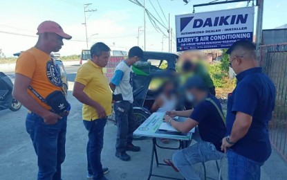 <p><strong>BUSTED</strong>. Barangay officials witness the arrest of a traffic enforcer in Binmaley town, Pangasinan in a buy-bust operation on Sunday (Jan. 29, 2023). The enforcer was considered a high-value target in the province. <em>(Photo courtesy of PDEA Pangasinan)</em></p>