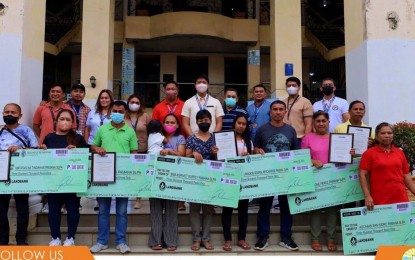 <p><strong>FINANCIAL AID.</strong> Kidapawan City Mayor Jose Paolo Evangelista (center white shirt) poses with representatives of organizations that received at least PHP300,000 each from the Department of Social Welfare and Development (DSWD) on Monday (Jan. 30, 2023). Twenty-one micro-organizations from the city benefited from the PHP6.5 million fund given under the DSWD’s Sustainable Livelihood Program. <em>(Photo courtesy Kidapawan CIO)</em></p>