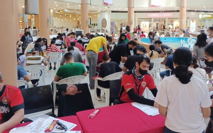 <p><strong>BEATING THE DEADLINE</strong>. People flock to the registration center at Robinsons Place Iloilo during the last day of voter registration on Tuesday (Jan. 31, 2023). Election Officer II Jonathan Sayno said they have achieved their target number of registrants ahead of the deadline. <em>(PNA photo by PGLena)</em></p>