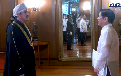 <p><strong>NEW ENVOYS</strong>. President Ferdinand R. Marcos Jr. receives the credential of newly-appointed Oman Ambassador to the Philippines Nasser Said Abdullah Al Manwari at Malacañan Palace in Manila on Tuesday (Jan. 31, 2023). Marcos also received the credential of Canada Ambassador to the Philippines David Bruce Hartman. <em>(Screenshot from Radio Television Malacañang)</em></p>