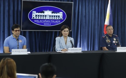 <p><strong>RESIGNATION UPDATES.</strong> Department of the Interior and Local Government Secretary Benjamin Abalos Jr. (left) and Philippine National Police chief Gen. Rodolfo Azurin Jr. (right) provided updates on the courtesy resignation of third-level officials following the lapse of the deadline for the measure during a briefing with the Malacañang Press Corps on Wednesday (Feb. 1, 2023). Azurin, who is among the high-ranking officers who filed his courtesy resignation, will be among the five-member committee tasked to review the top brass of the PNP. <em>(PNA photo by Alfred Frias)</em></p>