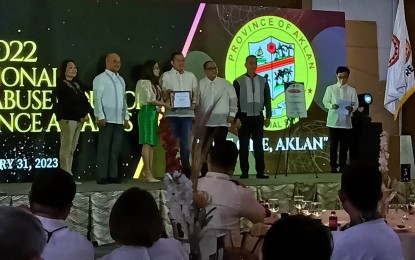 <p><strong>FUNCTIONAL ANTI-DRUG COUNCIL.</strong> The province of Aklan receives a certificate and marker for its performing and highly functional anti-drug abuse council during the 2022 Regional Anti-Drug Abuse Council Performance Awards held in Iloilo City on Tuesday (Feb. 1, 2023). The Department of the Interior and Local Government (DILG) recognized 79 provincial and local government units in Western Visayas for their significant contribution to the anti-drug fight.<em> (PNA photo by PGLena)</em></p>