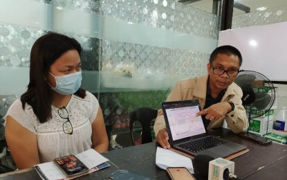 <p><strong>DENGUE UPDATE</strong>. Assistant City Health Officer, Dr. Roland Jay Fortuna (right), and City Health Office point person for emerging/re-emerging disease control program, Dr. June Frances Umani, give an update on the status of dengue fever in Iloilo City on Wednesday (Feb. 1, 2023). Fortuna, in a press conference, said that as of Jan. 31, the city has 38 cases with two deaths.<em> (PNA photo by PGLena)</em></p>