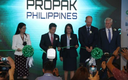 <p><strong>PACKAGING TRADE EVENT</strong>. International trade exhibit for packaging industry ProPak Philippines is being held at the World Trade Center in Pasay City from Feb. 1 to 3, 2023. Science and Technology director Annabelle Briones (from left to right), Rep. Mario Vittorio Marino, Trade Undersecretary Blesila Lantayona, Informa Markets Asia vice president Ian Roberts and World Packaging Organization president Pierre Pienaar lead the ribbon cutting ceremony of ProPak Philippines 2023. <em>(PNA photo by Jess M. Escaros Jr.)</em></p>
