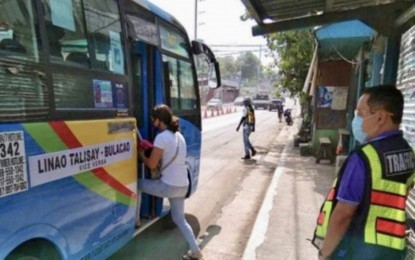 <p><strong>ROUTE PLANS.</strong> File photo shows Talisay City Traffic Operations and Development Authority head Jonathan Tumulak (right) inspecting modern public utility vehicles plying the route of the portal city to south of Cebu province. Governor Gwendolyn Garcia has issued an order which took effect on Wednesday (Feb. 1, 2023) giving municipal and city planning and traffic officers 45 days to complete their Local Public Transport Route Plan that will detail the transportation needs of their localities. <em>(File photo courtesy of Talisay City PIO)</em></p>